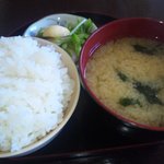 Hotaruya - 定食のご飯と味噌汁、蕪のお新香が結構好き