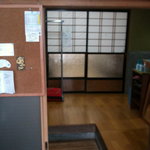 春紀 - 店舗玄関・奥の障子戸の向こうが小上がり。