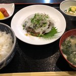 えんの里 - 日替わり定食(カツオのたたき) 980円。