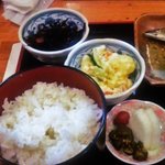 鰻・天ぷら 山中 - ご飯＋ヒジキ＋ポテトサラダ＋お新香