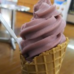 不二家 - 巨峰ソフトワッフルコーンSサイズ、リバースアングル(笑)