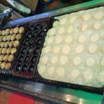 玉屋 - 焼き立てアツアツのたこ焼はサイコーなのでお店奥の店内で食べるのがおすすめ♪