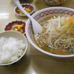 ラーメンめん丸 - 味噌ラーメン＋半ライス＋漬け物