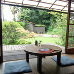 Mizube No Kafe Miyake Syouten Sakazu - ＜夏＞１階店内からの庭の眺めとうちわ