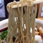 鐘庵 - 「豚しゃぶ桜えびラー油おろしそば 大」麺リフト。蕎麦の麺自体は機械打ちで、蕎麦粉と小麦粉の割合は、ニハと七三の間くらいであるとのことだ。季節・気候や時期によって、微妙に配合を変えていると言う。