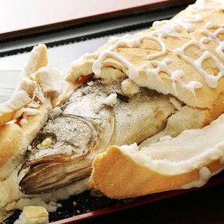 ◎名物◎魚まるまる一匹を豪快に使用！～白身魚の塩釜焼き～