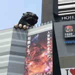 Tsurukame Shokudou - コマ劇場の跡地に建つホテル
      セキュリティはゴジラに任せている(^^)