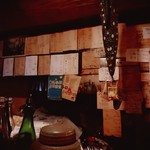 うどん奥山 - 内観　年季を感じるメニュー