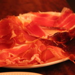 生ハム4種盛合わせ （プロシュート・ハモンセラーノ・ベジョータウニコ・ベジョータホセリート）2,000円