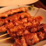 maru 3F - 千葉県産 地鶏 セセリの串焼き1本300円×2、湘南産 みやじ豚バラの串焼き1本350円×2、鴨の串焼き1本500円×2