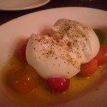 maru 3F - イタリア産 ブラッティーナチーズと4種のトマト980円