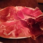 maru 3F - 生ハム4種盛合わせ （プロシュート・ハモンセラーノ・ベジョータウニコ・ベジョータホセリート）2,000円