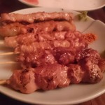 maru 3F - 千葉県産 地鶏 セセリの串焼き1本300円×2、湘南産 みやじ豚バラの串焼き1本350円×2、鴨の串焼き1本500円×2
