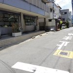 瀬戸内製麺710 - 大通りから見た光景　※奥に見えるのがお店
