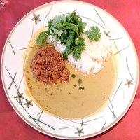 シェ・イノ - トマトで煮込んだ奥州仔羊のキーマとグリーンカレー、パクチー添え 1000円