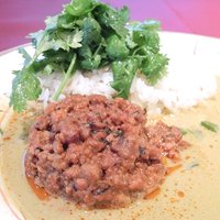 シェ・イノ - トマトで煮込んだ奥州仔羊のキーマとグリーンカレー、パクチー添え 1000円
