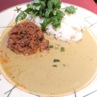 シェ・イノ - トマトで煮込んだ奥州仔羊のキーマとグリーンカレー、パクチー添え 1000円