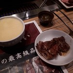 NIKUSYO taku ohira - 黒毛和牛サーロイン3秒焼き+すき焼きトリュフ風味のフワフワ卵