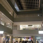 GRAND-FAMILLE CHEZ MATSUO - エレベーターのあたりから駅の改札を見た図、ちょうど上がお店
