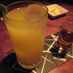 バー・バーンズ - りんごのカクテル