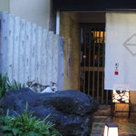 日の出 - すっかりこちらの店が気に入って居着いた、八百屋の「たま」