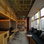 バイ ブック アンド ベッド トウキョウ - ゆったりソファとひろびろした窓が気持ち良いです。