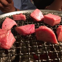 大衆肉酒場 こだわり米 匠 - 厚切りタン焼き焼き風景