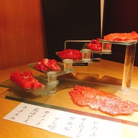 和牛焼肉じろうや 介 wagyu&sake 名古屋駅前本店 - 神戸牛階段盛り、希少部位を含めて少しずついただける