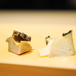 こま田 - 左が蝦夷鮑、右が黒鮑