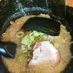 川出拉麺店 - 海苔も主役のラーメンです