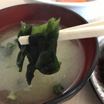 串かつ なごみや - 味噌汁にはワカメだけ