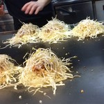 お好み焼 長田屋 - 具を重ねて行きます