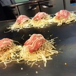 お好み焼 長田屋 - 豚肉を載せます