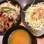 Okonomiyaki Goroppe Shokudou - ハラミステーキとサラダ、味噌汁