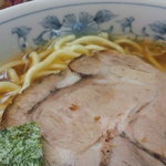 チャーシューの脇から麺が！