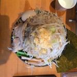 豚さんち - 「贅沢豚ダブル」「大大盛り（2倍）」〔茹で前麺量 400g〕「野菜 増しまし」上から。このビジュアル、真上から見ても、その量の多さが見て取れる見た目で、圧巻の縦長感であった。