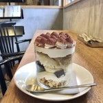 マノ カフェ - ティラミスパフェ 700円(税込)