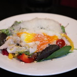 コンチェルト - Concerto風具沢山サラダ しっとり鶏むね肉と温泉卵 ・パルミジャーノ