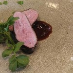 河内鴨の炭焼き、赤ワインと実山椒のソース