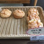 ベイカリーみかく - 人気のメロンパンはガリガリクッキータイプ