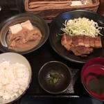 UOK - ぶたの角煮＋もつ煮豆腐皿ハーフセット定食