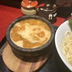 つけ麺屋のぶなが - 提供した直後ぐつぐつの辛つけ麺