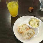 ビストロ　マガザン　ルージュ - パスタに付くセロリのサラダとバケット、オレンジジュース