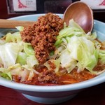 玉蘭 - 極辛担々麺　800円。担々麺には珍しく、野菜は茹でキャベツとモヤシ。
