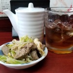 玉蘭 - 紹興酒(ロック)　500円。本日の無料のお通しは、レバー、湯葉、キャベツとモヤシの炒め物。