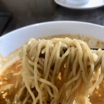 中華食堂 秋 - 香辣担々麺の麺ズーム