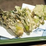 柳家 - （左から）たらのめ、たら、こごみ、やまうど、やまぶきの葉