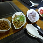 品川蘭 - 先ずは、見た目にも鮮やかな小菜から。