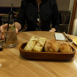 トラットリア フラテッリ ガッルーラ - オリジナルオニオンパンとバゲットラビットのパン