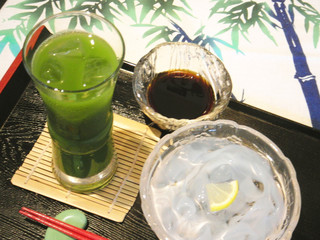 h Waraku kanon - 冷抹茶とくずきりセット。こおり水できゅっと冷やした京風くずきり。フルーティな黒みつでどうぞ。650円。
